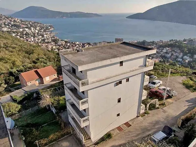 Hotel mit Panoramablick auf das Meer in Sushcepan
